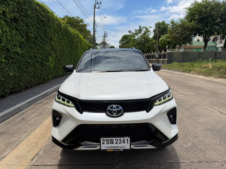 Toyota Fortuner 2021 2.4 Legender Black Top Utility-car ดีเซล ไม่ติดแก๊ส เกียร์อัตโนมัติ ขาว รูปที่ 2