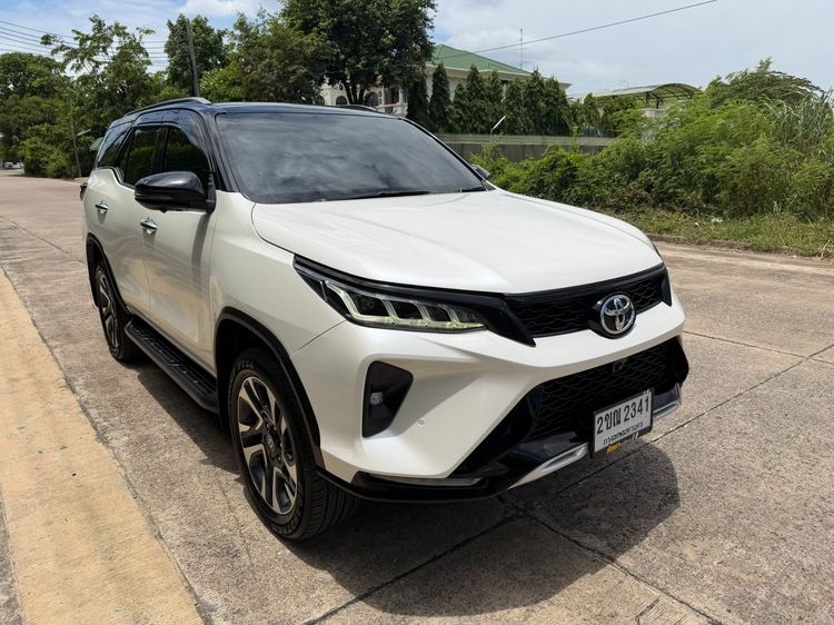 Toyota Fortuner 2021 2.4 Legender Black Top Utility-car ดีเซล ไม่ติดแก๊ส เกียร์อัตโนมัติ ขาว รูปที่ 3