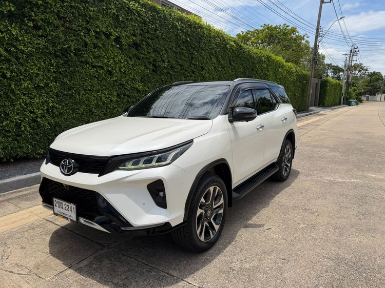 รถ Toyota Fortuner 2.4 Legender Black Top สี ขาว