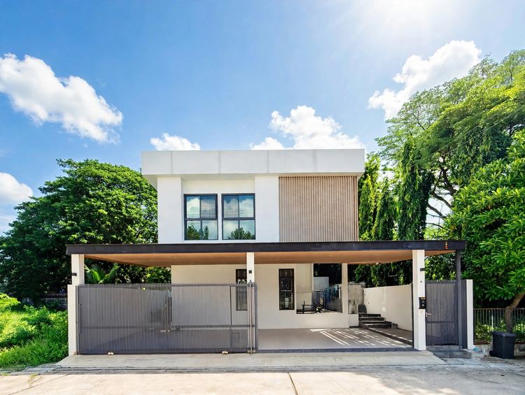 ตกแต่งครบ ด่วน ปรับราคาลงคุ้มที่สุดในทำเล ขายบ้านเดี่ยว 2 ชั้น สไตล์ Modern Luxury ย่านพุทธบูชา 34 ดีไซน์ Double Volume แปลงมุมติดสวน ใกล้ รร. รูปที่ 2