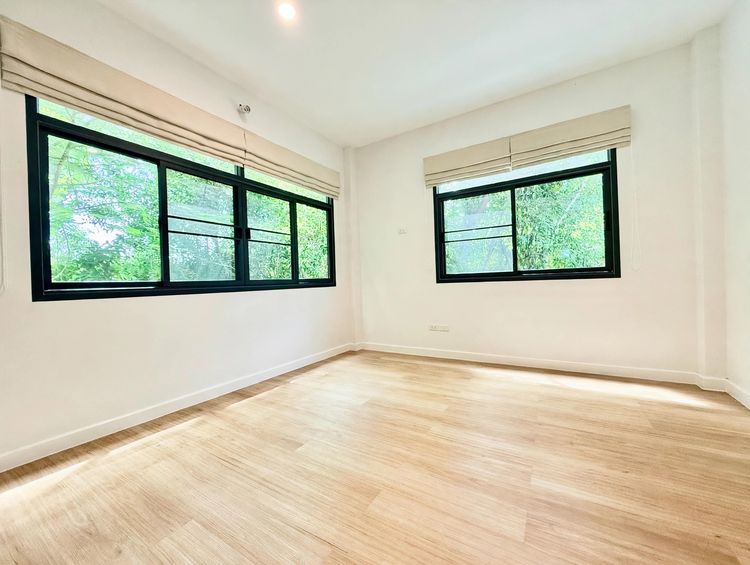 ตกแต่งครบ ด่วน ปรับราคาลงคุ้มที่สุดในทำเล ขายบ้านเดี่ยว 2 ชั้น สไตล์ Modern Luxury ย่านพุทธบูชา 34 ดีไซน์ Double Volume แปลงมุมติดสวน ใกล้ รร. รูปที่ 4