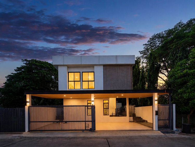 ตกแต่งครบ ด่วน ปรับราคาลงคุ้มที่สุดในทำเล ขายบ้านเดี่ยว 2 ชั้น สไตล์ Modern Luxury ย่านพุทธบูชา 34 ดีไซน์ Double Volume แปลงมุมติดสวน ใกล้ รร. รูปที่ 3