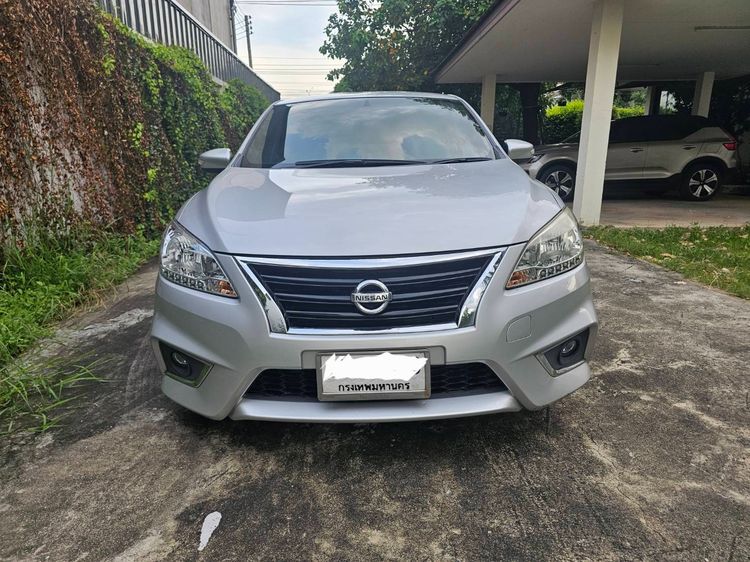 รถ Nissan Sylphy 1.6 V สี บรอนซ์เงิน