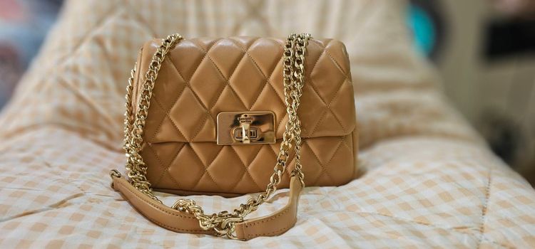 หนังแท้ หญิง น้ำตาล กระเป๋าสะพายข้างสีเบจ ดีไซน์ควิลท์  ✨ Kate Spade Carey Quilted Small Flap Crossbody ✨  รุ่น KJ949