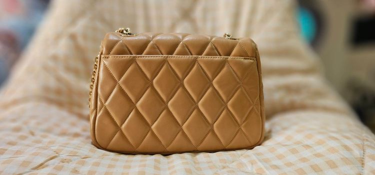 กระเป๋าสะพายข้างสีเบจ ดีไซน์ควิลท์  ✨ Kate Spade Carey Quilted Small Flap Crossbody ✨  รุ่น KJ949 รูปที่ 2