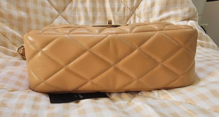 กระเป๋าสะพายข้างสีเบจ ดีไซน์ควิลท์  ✨ Kate Spade Carey Quilted Small Flap Crossbody ✨  รุ่น KJ949 รูปที่ 6