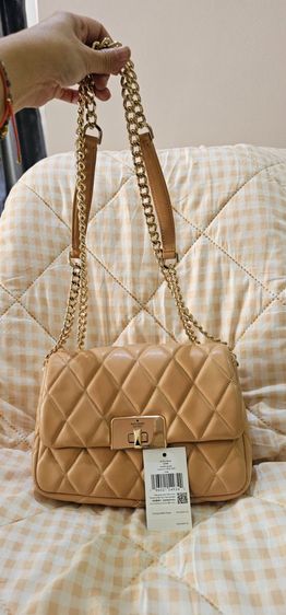 กระเป๋าสะพายข้างสีเบจ ดีไซน์ควิลท์  ✨ Kate Spade Carey Quilted Small Flap Crossbody ✨  รุ่น KJ949 รูปที่ 7
