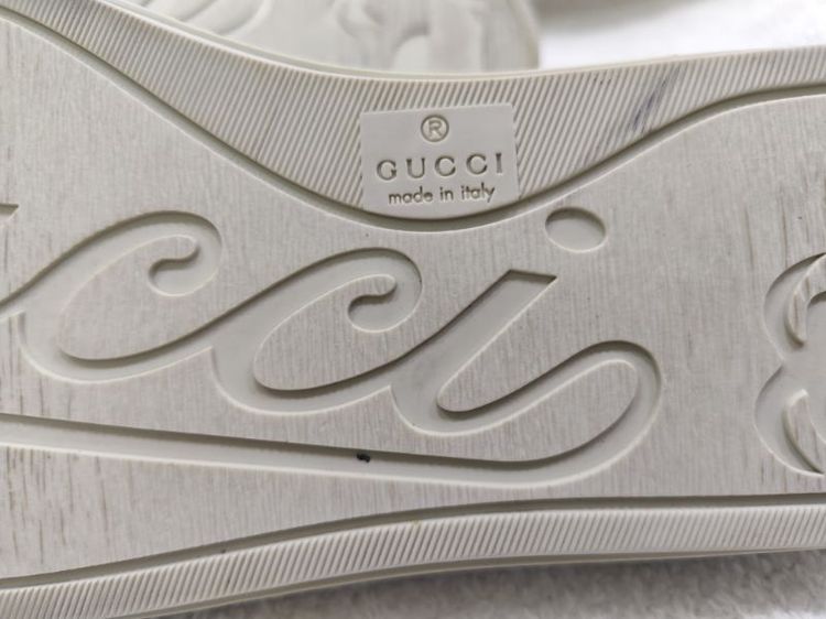 รองเท้าผ้าใบ Gucci รุ่น GG Canvas ในโทนสีครีมหรือเบจ รูปที่ 5