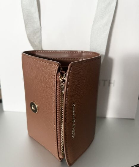 กระเป๋าสตางค์ Charles and keith มือสอง สภาพเหมือนใหม่ รูปที่ 3