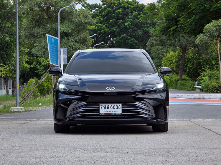 Toyota Camry 2025 2.5 HEV Premium Luxury Sedan ไฮบริด ไม่ติดแก๊ส เกียร์อัตโนมัติ ดำ รูปที่ 2