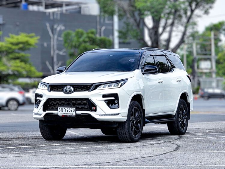 รถ Toyota Fortuner 2.8 GR Sport Black Top 4WD สี ขาว