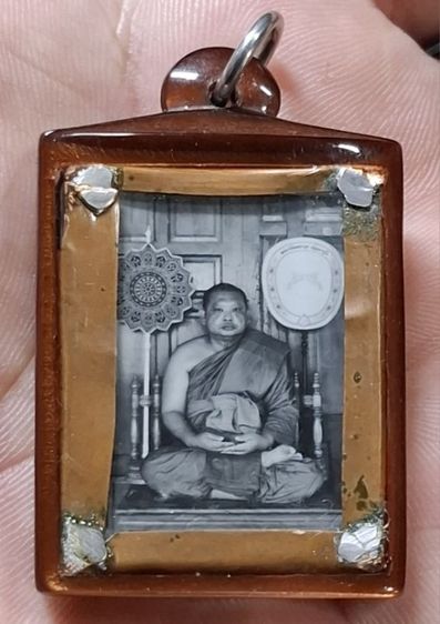 ภาพถ่ายอัดกระจก หลวงพ่อปืน วัดลาดชะโด จ.อยุธยา ใหว้ครู ปี2565 เลี่ยมพร้อมบูชา