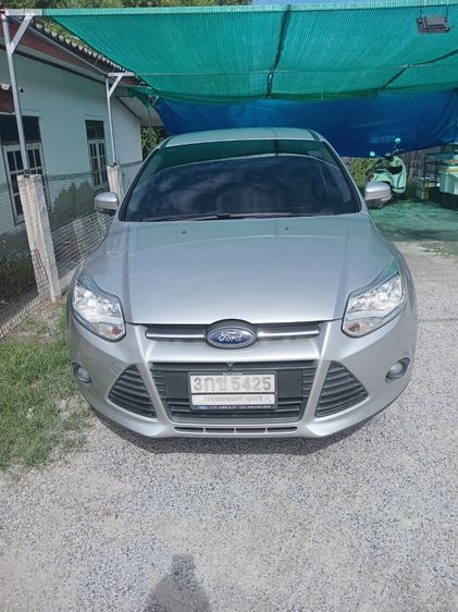 รถ Ford Focus 1.6 Trend สี บรอนซ์เงิน