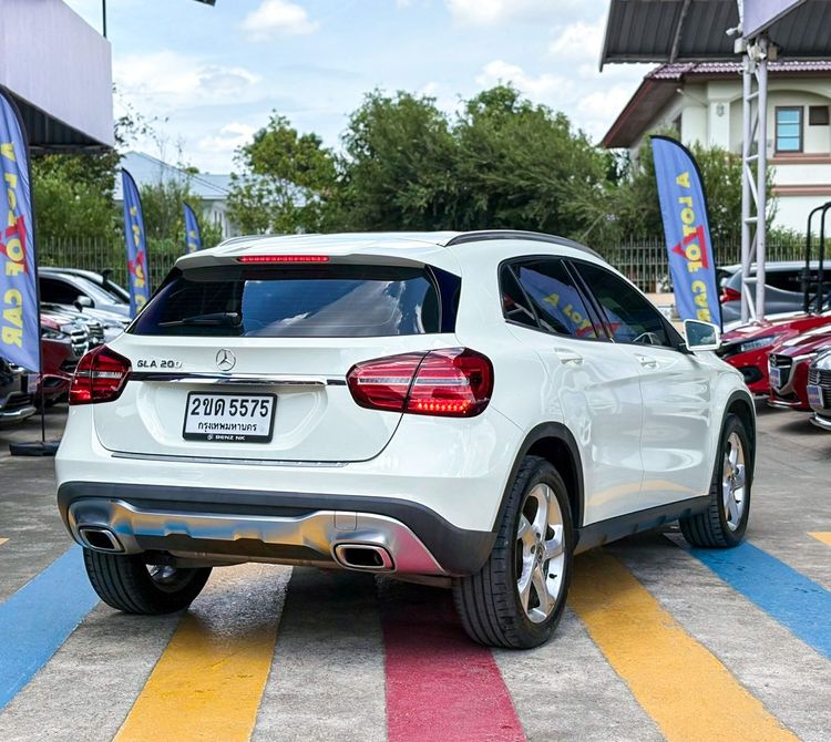 Mercedes-Benz GLA-Class 2018 GLA200 Sedan เบนซิน ไม่ติดแก๊ส เกียร์อัตโนมัติ ขาว รูปที่ 3