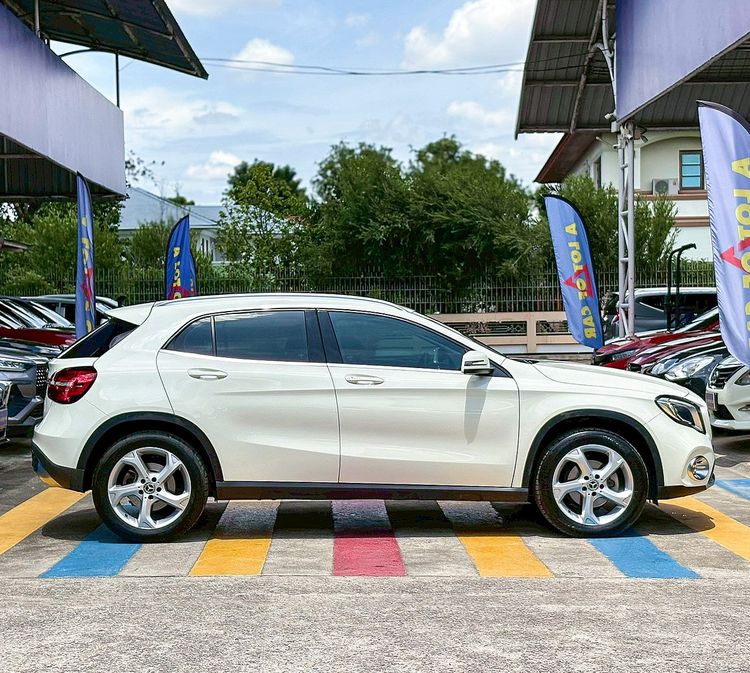 Mercedes-Benz GLA-Class 2018 GLA200 Sedan เบนซิน ไม่ติดแก๊ส เกียร์อัตโนมัติ ขาว รูปที่ 2