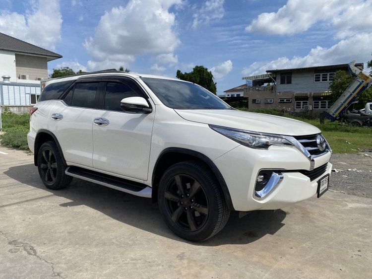 รถ Toyota Fortuner 2.4 V สี ขาว