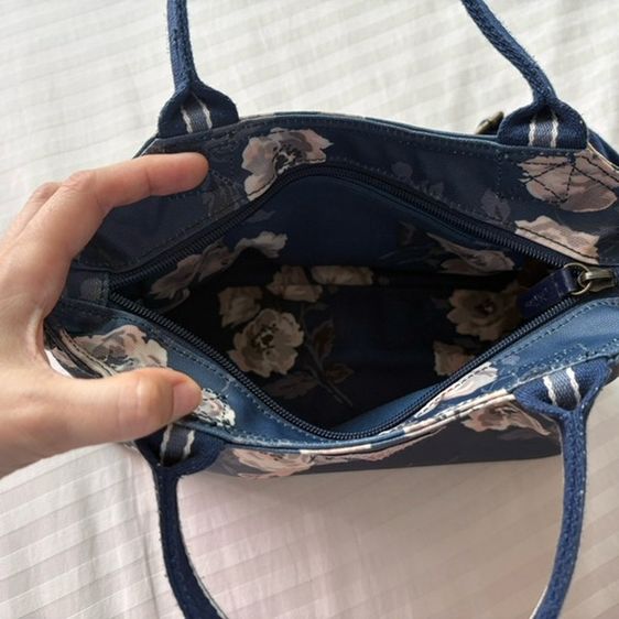 กระเป๋า cathkidston มือสองสภาพพร้อมใช้งาน รูปที่ 5