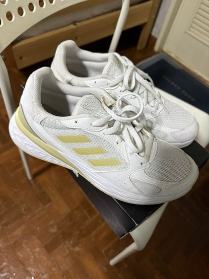 รองเท้า Adidas