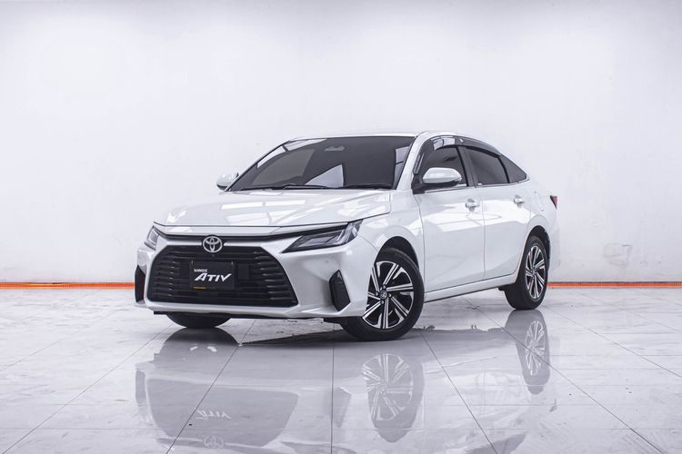 รถ Toyota Yaris ATIV 1.2 Premium สี ขาว