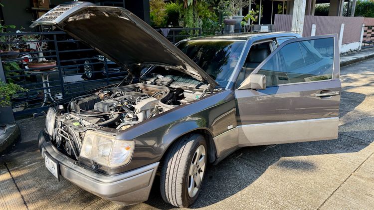 Mercedes-Benz E-Class 1994 E220 Sedan เบนซิน ไม่ติดแก๊ส เกียร์อัตโนมัติ ดำ รูปที่ 2