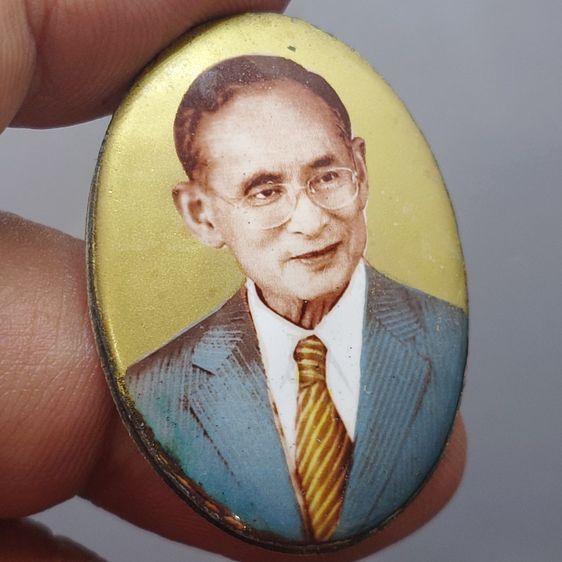 ล็อกเก็ตในหลวงรัชกาลที่ 9 ฉากทอง หลังเงิน (พิมพ์รีใหญ่) ที่ระลึกครบ 25 ปี มูลนิธิศรีรัตนโกสินทร์ วัดสุทธาราม พ.ศ.2550 พร้อมตลับเดิม รูปที่ 4