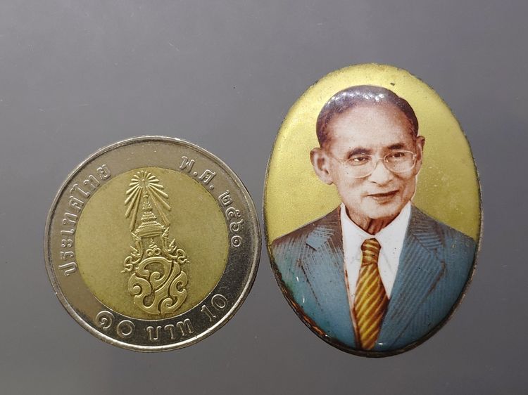 ล็อกเก็ตในหลวงรัชกาลที่ 9 ฉากทอง หลังเงิน (พิมพ์รีใหญ่) ที่ระลึกครบ 25 ปี มูลนิธิศรีรัตนโกสินทร์ วัดสุทธาราม พ.ศ.2550 พร้อมตลับเดิม รูปที่ 7