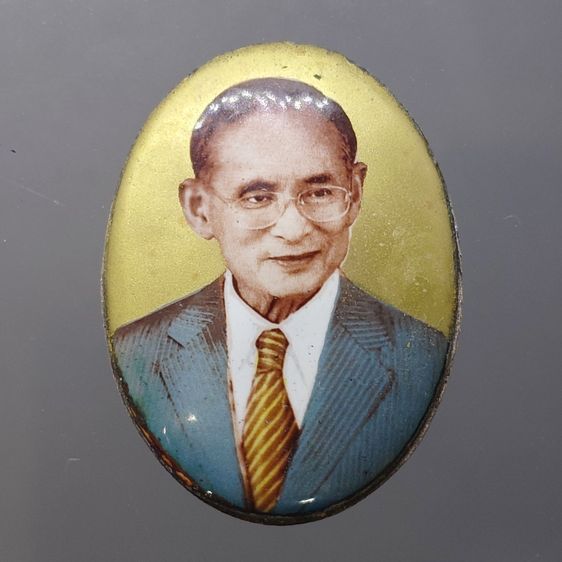 ล็อกเก็ตในหลวงรัชกาลที่ 9 ฉากทอง หลังเงิน (พิมพ์รีใหญ่) ที่ระลึกครบ 25 ปี มูลนิธิศรีรัตนโกสินทร์ วัดสุทธาราม พ.ศ.2550 พร้อมตลับเดิม รูปที่ 2