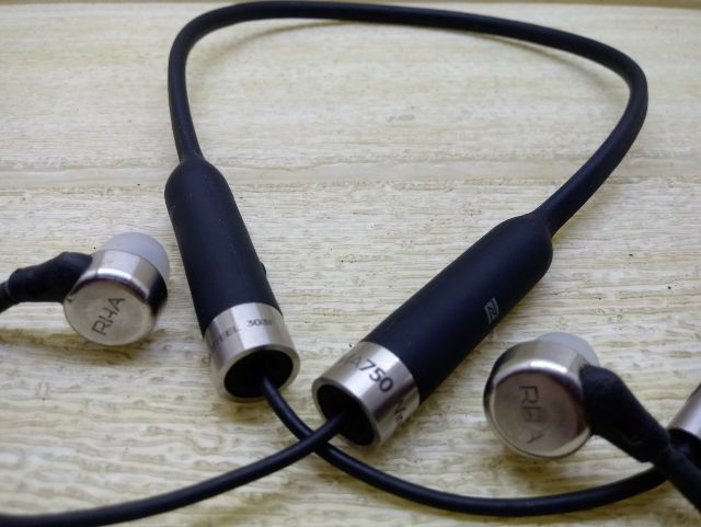 สุดคุ้มRHA MA750 Wirelessหูฟังไร้สายที่ได้รับรีวิวเสียงดีเกินระดับราคา5990ทุกรุ่นไปมาก วัสดุหรูหราทนทานด้วยสแตนเลสสตีล  สุดคุ้ม 1800พอ