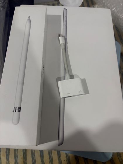 iPad (7th Generation) พร้อม Apple pencils ฝาปิดหายและไม่มีที่เสียบชาร์ท และสาย HDMI รูปที่ 6