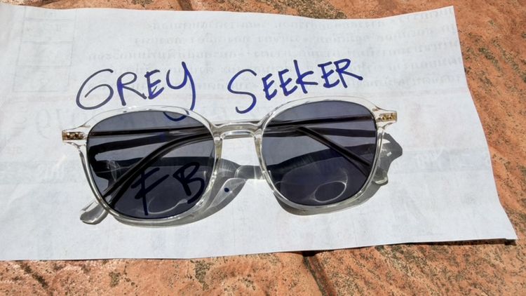 SALE กรอบแว่น Hello Glasses ตัวเลนส์ตัดใหม่เป็นบลูบล็อก เลนส์ใสในร่ม ออกแดดเปลี่ยนสี