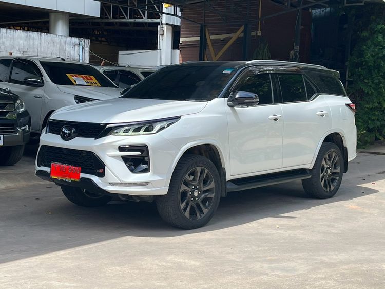 Toyota Fortuner 2023 2.8 GR Sport 4WD Utility-car ดีเซล ไม่ติดแก๊ส เกียร์อัตโนมัติ ขาว