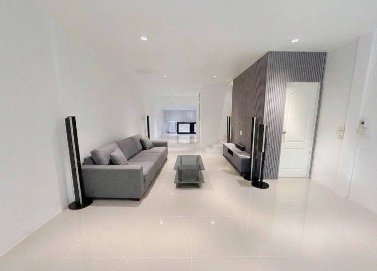 ตกแต่งครบ Newly Renovated Townhouse / Home Office, Sukhumvit 101/1, fully furnished  — Only 30,000 THB/month รีโนเวทใหม่ เฟอร์ใหม่ทั้งหลัง!ทาวน์เฮ้าส์สุขุมวิท 101/