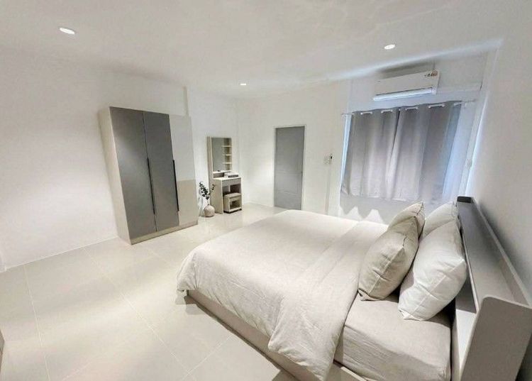 ตกแต่งครบ Newly Renovated Townhouse / Home Office, Sukhumvit 101/1, fully furnished  — Only 30,000 THB/month รีโนเวทใหม่ เฟอร์ใหม่ทั้งหลัง!ทาวน์เฮ้าส์สุขุมวิท 101/ รูปที่ 3
