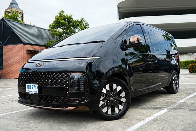 Hyundai Staria 2025 2.2 Premium with sunroof Van ดีเซล ไม่ติดแก๊ส เกียร์อัตโนมัติ ดำ