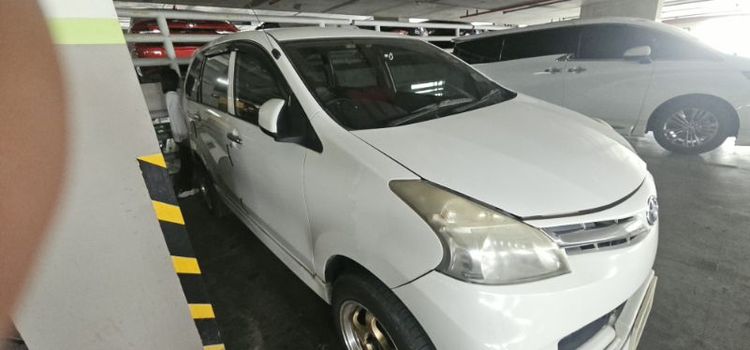 รถ Toyota Avanza 1.5 G สี ขาว