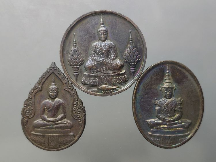 เหรียญพระแก้วมรกต ภปร รุ่นสอง ชุด 3 ฤดู เนื้อทองแดงรมดำ ฉลองกรุงรัตนโกสินทร์ 200 ปี พ.ศ.2525 พร้อมกล่องเดิม รูปที่ 3