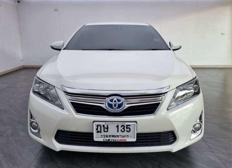 รถ Toyota Camry 2.5 Hybrid สี ขาว