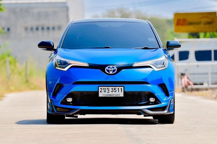 รถ Toyota C-HR 1.8 HV Mid สี บรอนซ์เงิน