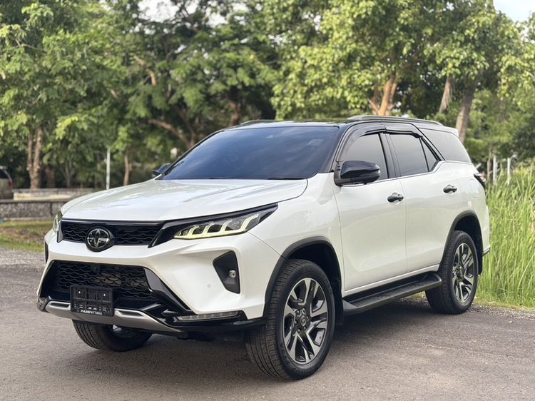 Toyota Fortuner 2022 2.4 LEGENDER 4WD AT Utility-car ดีเซล ไม่ติดแก๊ส เกียร์อัตโนมัติ ขาว รูปที่ 3