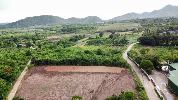 ถูกมาก ที่ดินใกล้แก่งกระจานติดถนนคอนกรีต 390,000
