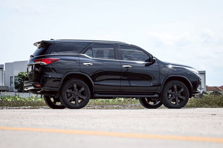 Toyota Fortuner 2017 2.8 TRD Sportivo Utility-car ดีเซล ไม่ติดแก๊ส เกียร์อัตโนมัติ ดำ รูปที่ 4