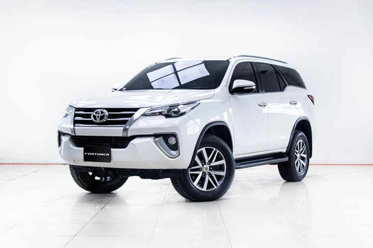 รถ Toyota Fortuner 2.4 V สี ขาว