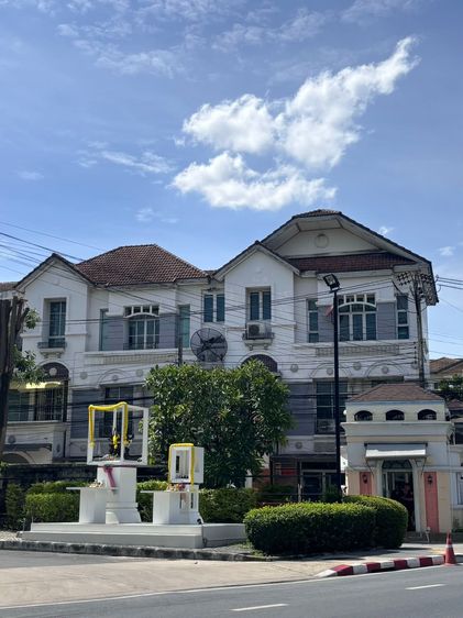บ้านกลางเมือง ลาดพร้าว–โยธินพัฒนา บ้านหลังนี้ตั้งอยู่ใกล้หน้าหมู่บ้านเข้าออกสดวก