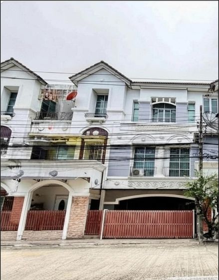 AP (Thailand) มีบางส่วน บ้านกลางเมือง ลาดพร้าว–โยธินพัฒนา บ้านหลังนี้ตั้งอยู่ใกล้หน้าหมู่บ้านเข้าออกสดวก รูปที่ 4