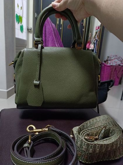 กระเป๋าทรงหมอนหนังแท้ซื้อได้สะพายได้ใหม่กริบซื้อมายังไม่ได้ใชหนังแท้ราคาเต็มซื้อมา 1,990 บาท้ รูปที่ 3