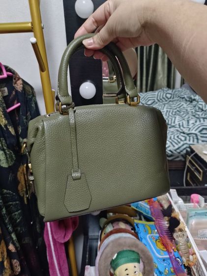 กระเป๋าทรงหมอนหนังแท้ซื้อได้สะพายได้ใหม่กริบซื้อมายังไม่ได้ใชหนังแท้ราคาเต็มซื้อมา 1,990 บาท้