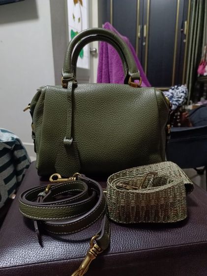 กระเป๋าทรงหมอนหนังแท้ซื้อได้สะพายได้ใหม่กริบซื้อมายังไม่ได้ใชหนังแท้ราคาเต็มซื้อมา 1,990 บาท้ รูปที่ 4
