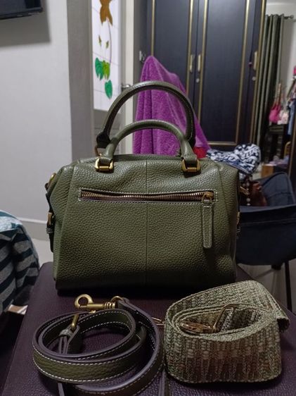 กระเป๋าทรงหมอนหนังแท้ซื้อได้สะพายได้ใหม่กริบซื้อมายังไม่ได้ใชหนังแท้ราคาเต็มซื้อมา 1,990 บาท้ รูปที่ 5