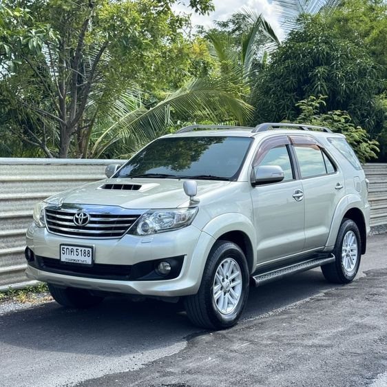 รถ Toyota Fortuner 3.0 V 4WD สี บรอนซ์เงิน