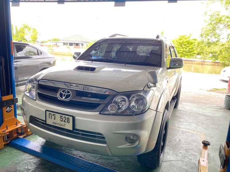 รถ Toyota Fortuner 3.0 V 4WD สี บรอนซ์ทอง